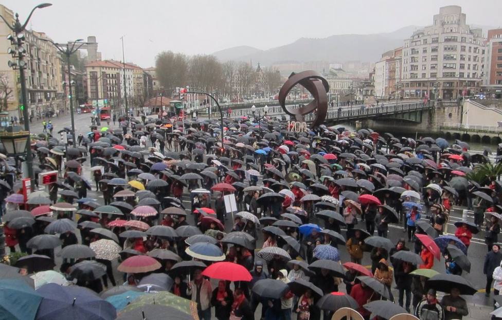 Concentración de pensionistas ante el ayuntamiento de Bilbao