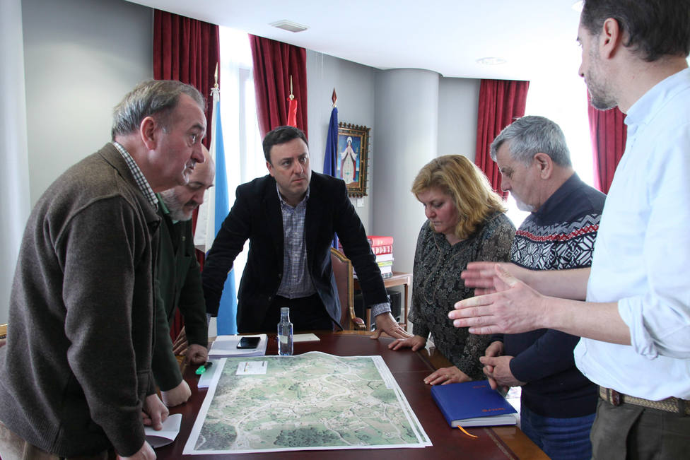 El presidente de la Diputación y el alcalde de Ares, con vecinos de Chanteiro.FOTO: Diputación A Coruña