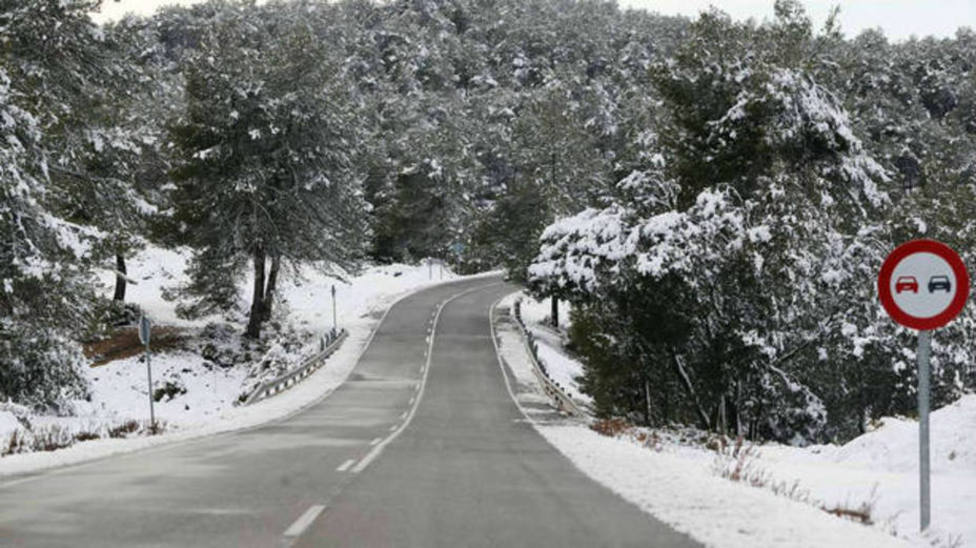 Carretera con nieve y placas de hielo