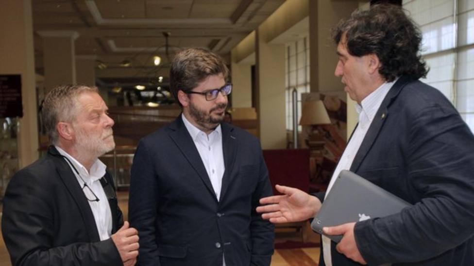 Fran Hervías (c) conversa con Juanjo Chouza (i) y con Manuel García Bofill (d) en 2016
