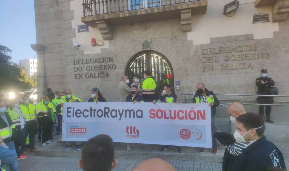 Los trabajadores de Electrorayma ante la Delegación del Gobierno en A Coruña - FOTO: Cedida