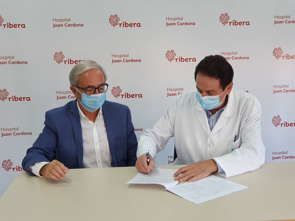 Firma convenio entre el presidente del Rácing y el gerente del Hospital Ribera Juan Cardona