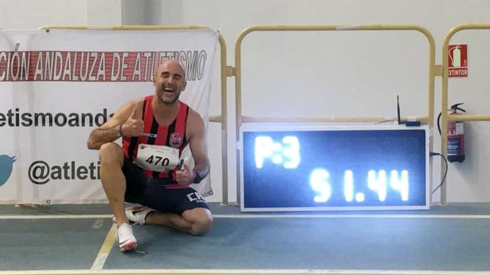 El atleta Juan Luis López ‘Luiyi’ logra el récord del mundo indoor de 400 metros en máster 50