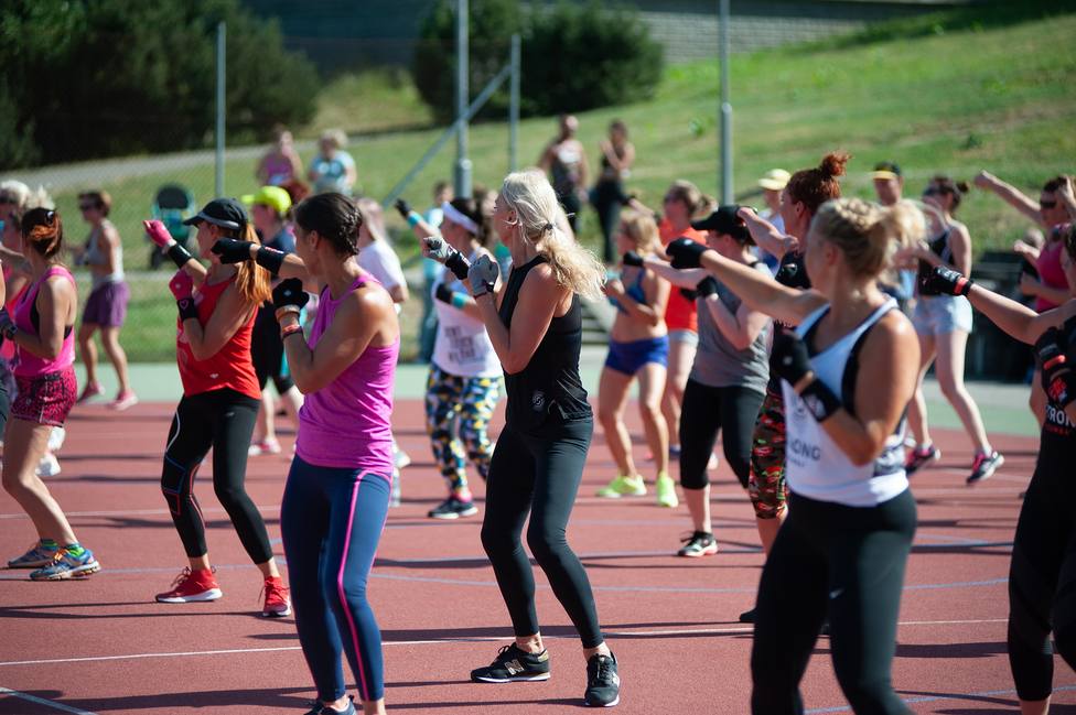 Mujeres y deporte: 7 beneficios de hacer ejercicio muscular