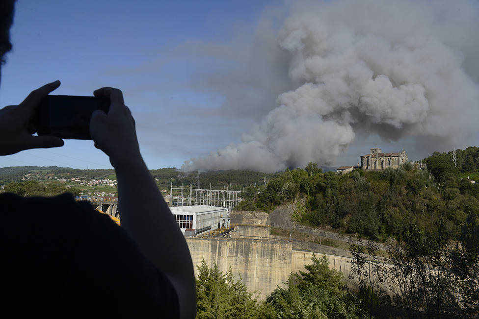 Mejora la situación de los incendios en España aunque sigue preocupando un fuego sin control en Ourense