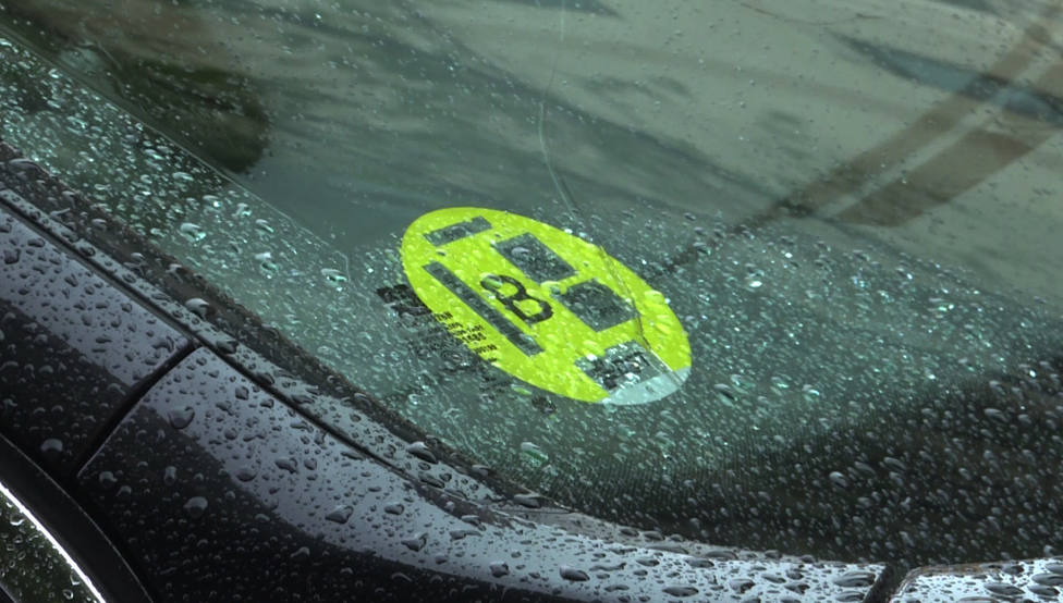 DGT: la forma correcta de colocar la etiqueta ambiental en tu coche para evitar una multa de 200 euros