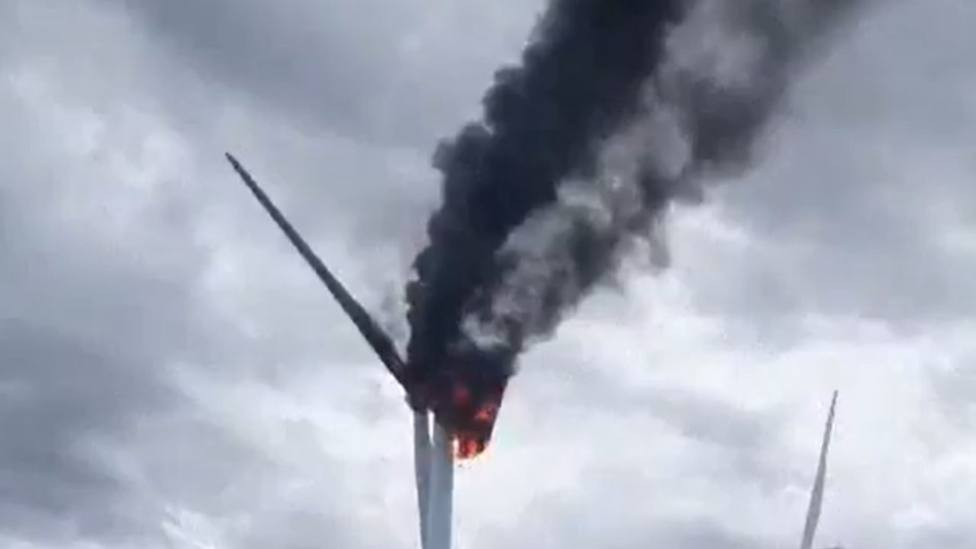 Vídeo de cómo arde un aerogenerador en un parque eólico de Peralta