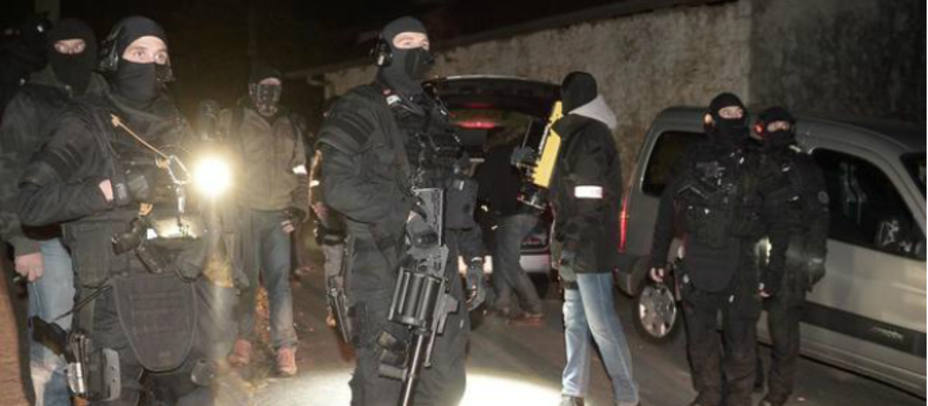 La Policía francesa en el domicilio de Louhossoa donde se han producido las detenciones. AFP