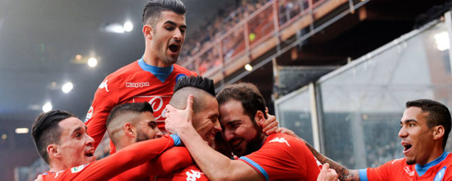 Los jugadores del Nápoles celebran uno de los goles. Foto: Reuters