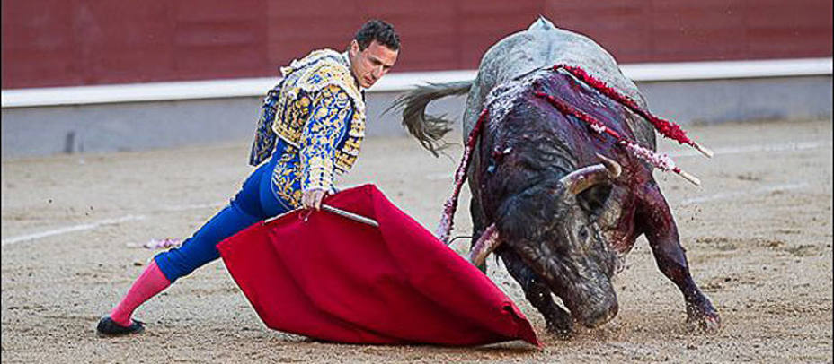 Doblón de Rafael Rubio Rafaelillo en el inicio de faena al primer toro de Adolfo Martín. LAS-VENTAS.COM