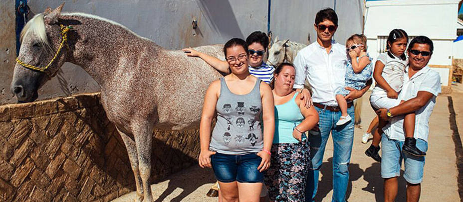 Castella junto a las niñas de Asedown y un caballo de su yeguada La Heroica. PRIME TIME COMUNICACIÓN