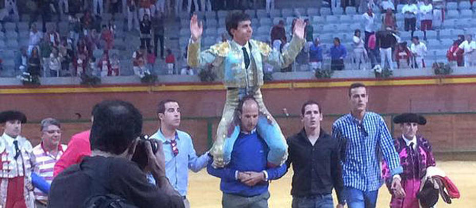 Juan de Castilla en su salida a hombros este jueves del Arnedo Arena tras su triunfo. @puertagrande3