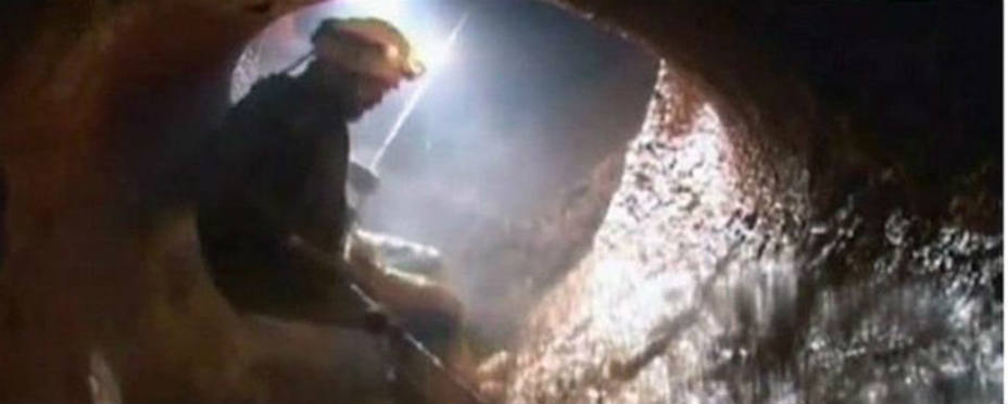 magen capturada de la televisión marroquí 2MTV de un miembro de los equipos especiales durante el rescate del Juan Bolívar Bueno, el único de los tres espeleólogos que sobrevivió. EFE