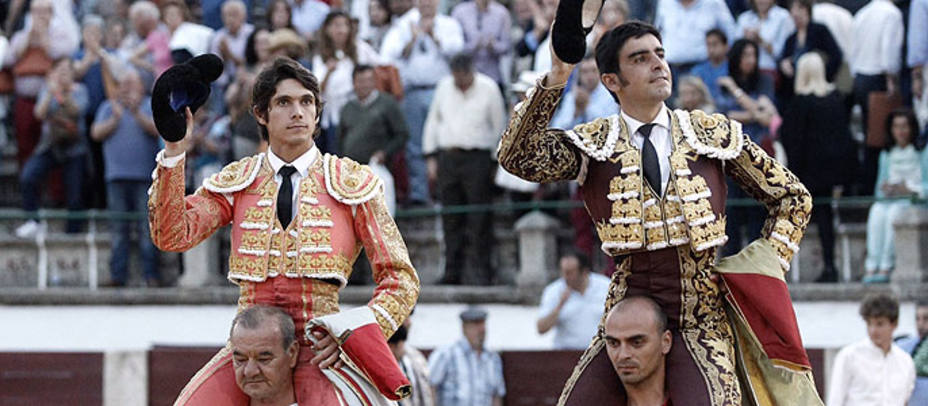 Sebastián Castella y Miguel Ángel Perera en su salida a hombros este sábado en Trujillo (Cáceres). ARJONA
