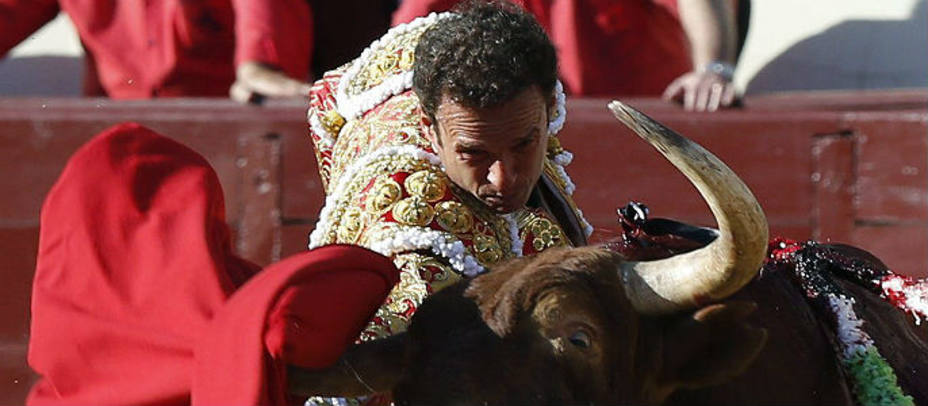 Antonio Ferrera en un pase de pecho al primer toro de Alcurrucén de su lote. EFE