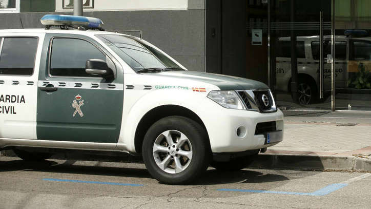 Un coche de la Guardia Civil durante uno de los registros por la operación Lezo. EFE