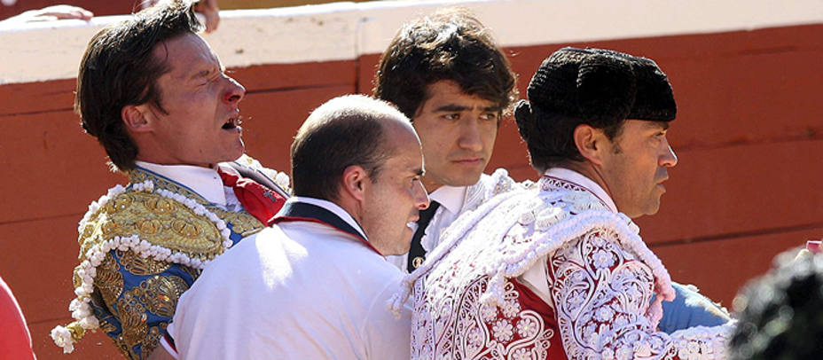 Diego Urdiales siendo trasladado a la enfermería tras la cornada sufrida en Soria. EFE