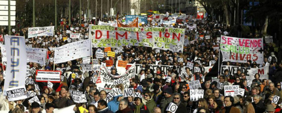 Miles de sanitarios se manifiestan en el centro de Madrid. EFE