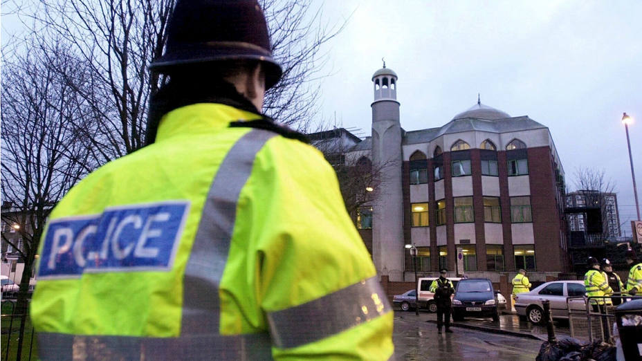 Un policía mientras vigila delante de la mezquita de Finsbury Park en el norte de Londres