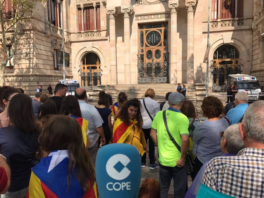Miles de personas exigen “libertad a los detenidos” ante el Tribunal Superior de Justicia de Cataluña