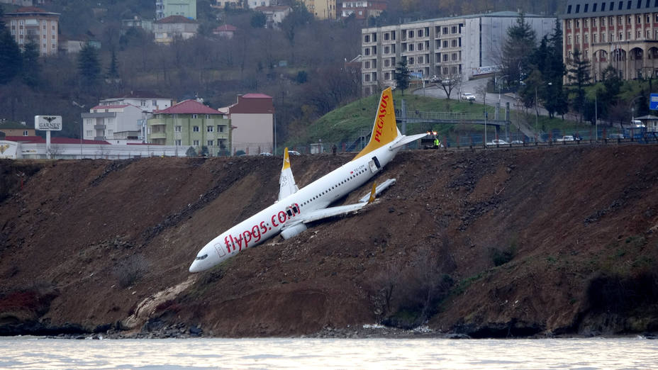 Imagen del avión en un acantilado en Turquía