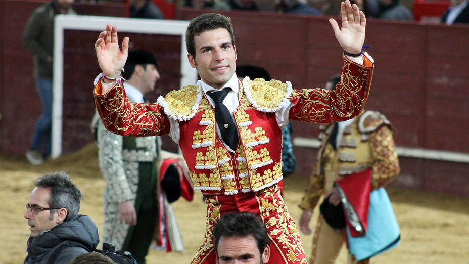 Miguel Ángel León en su salida a hombros en la pasada Feria de Valdemorillo