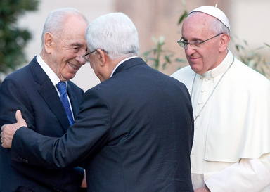 El Papa Francisco con Mahmoud Abás y Simon Peres. EFE