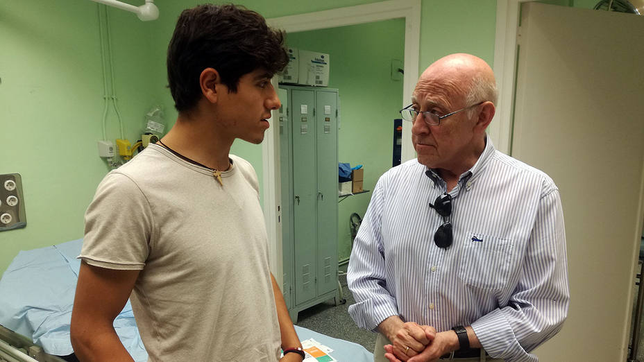 Luis David Adame pasando consulta médica con el doctor Máximo García Padrós