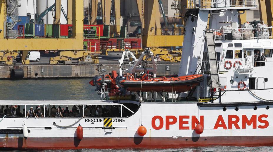 El barco Open Arms, arriba al puerto de Barcelona