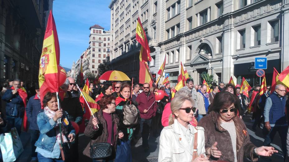 Dos mil personas se manifiestan en Barcelona por el 40 aniversario de la Constitución