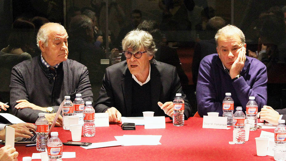 Simón Casas, presidente de ANOET, flanqueado por los vicepresidentes Ramón Valencia y Óscar Chopera