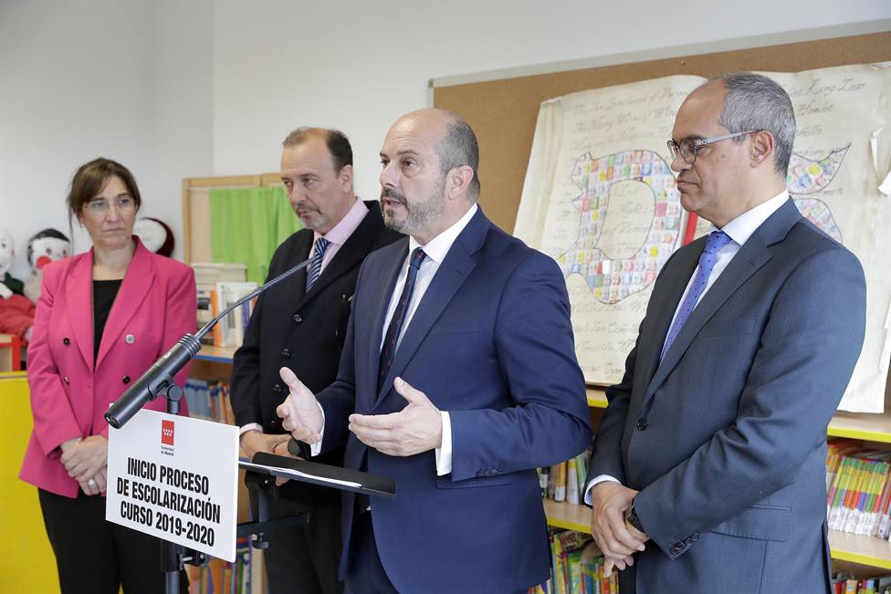 El presidente madrileño dice que la competencia sobre posibles repatriaciones de MENAS le corresponde al Estado