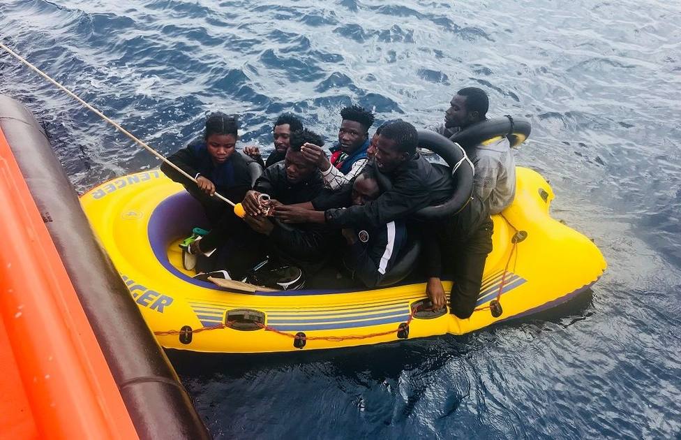 Rescatados 55 inmigrantes a bordo de una patera en Alborán