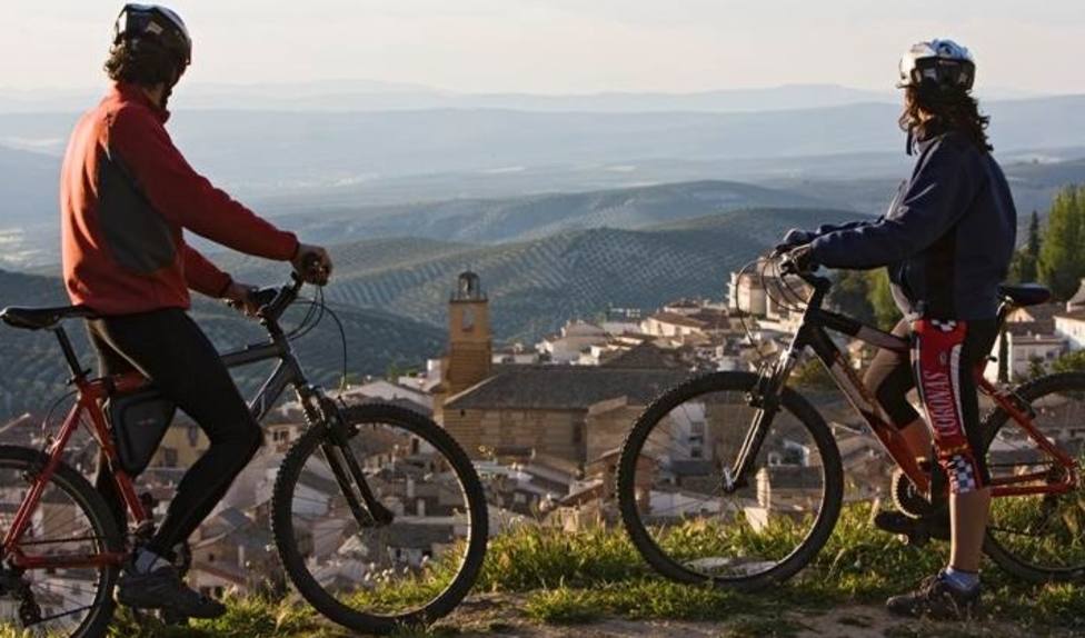 Turistas en bicicleta de montaña