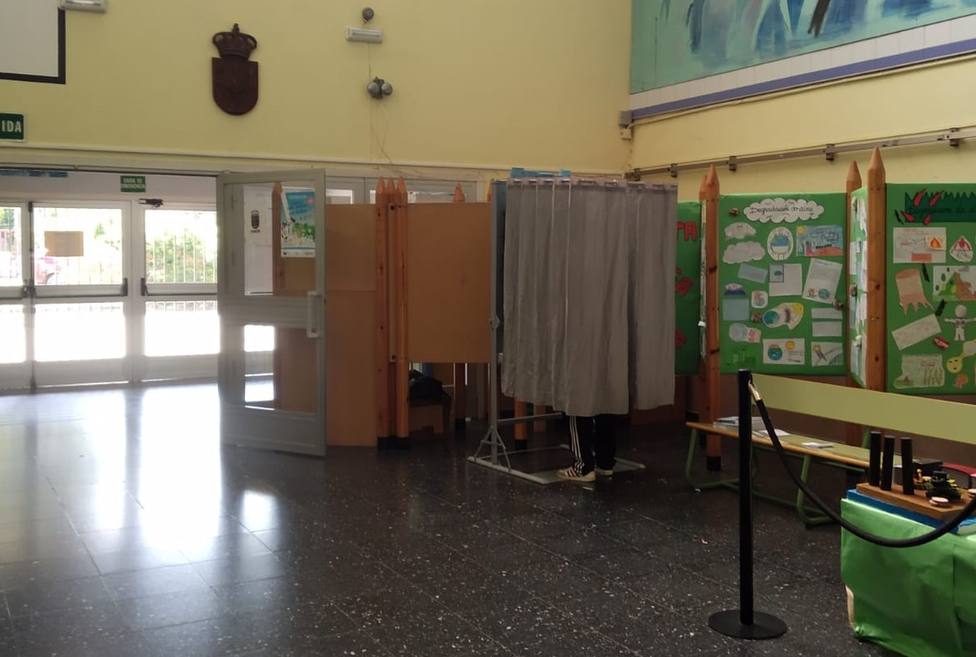 Cabina de votación en el IES As Tellerias, en Narón