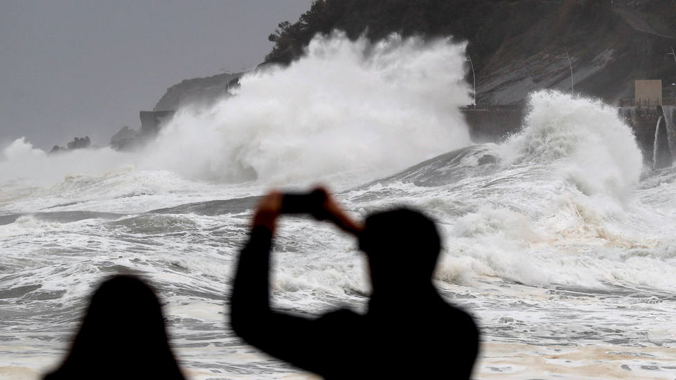 El viento fuerte continuará este lunes en litorales de la Península y Baleares