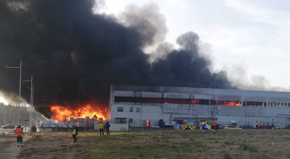 Las llamas afectaron tanto a la zona interior como exterior de la nave - FOTO: Tráfico Ferrolterra