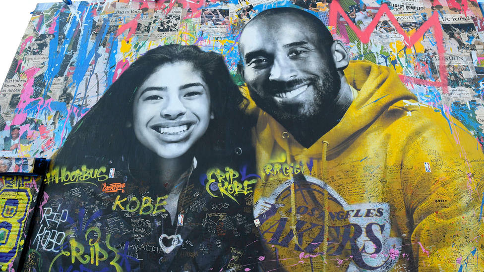 Un retrato de Kobe Bryant y su hija Gianna sobre un muro de Los Angeles. CORDONPRESS