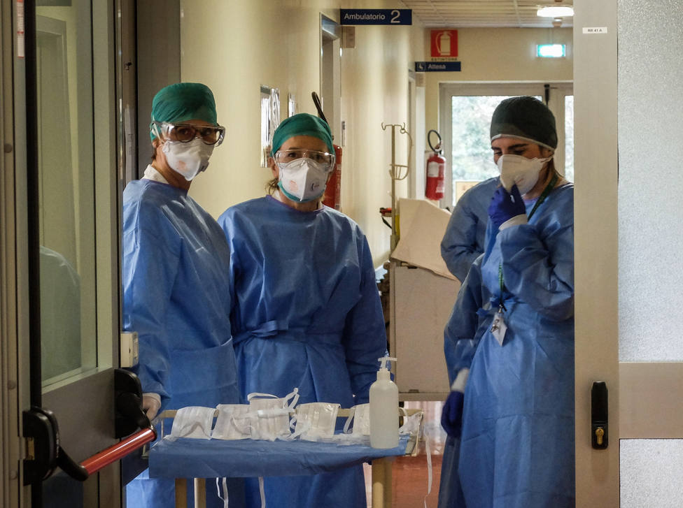 Foto de archivo de personal sanitario en el interior de un hosopital con los equipos de protección - FOTO: Efe