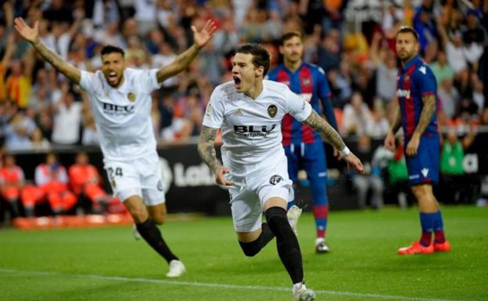 Santi Mina festeja uno de sus goles en el último derbi en Mestalla