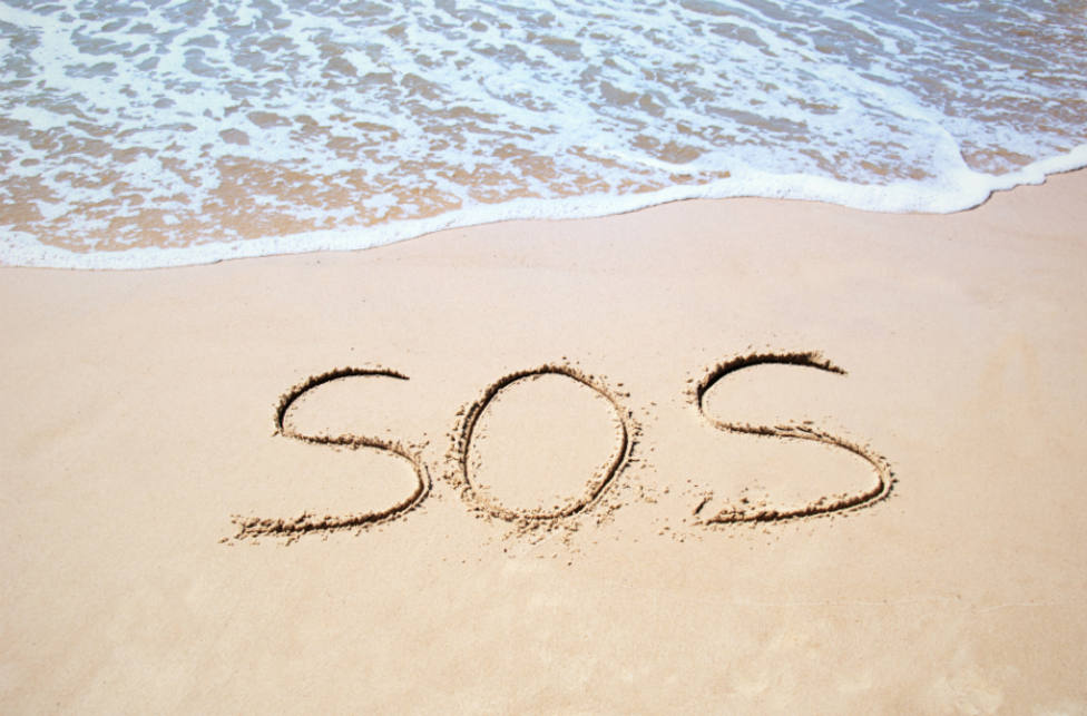 Rescatan a tres hombres perdidos en isla desierta del Pacífico tras escribir SOS en la arena de la playa