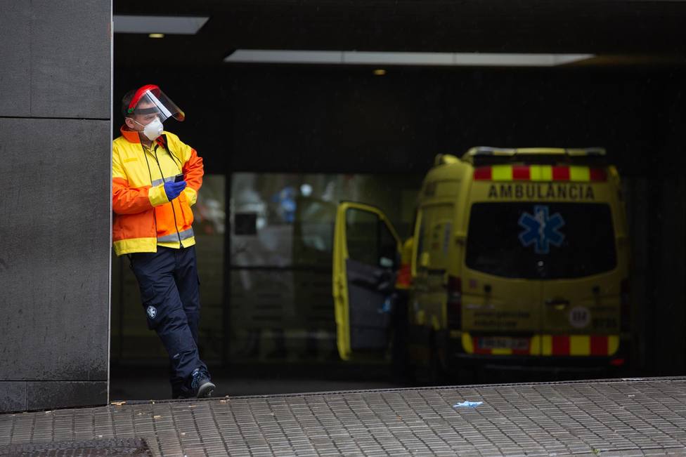 Un trabajador del SAMUR espera en las urgencias del Hospital de Sant Pau