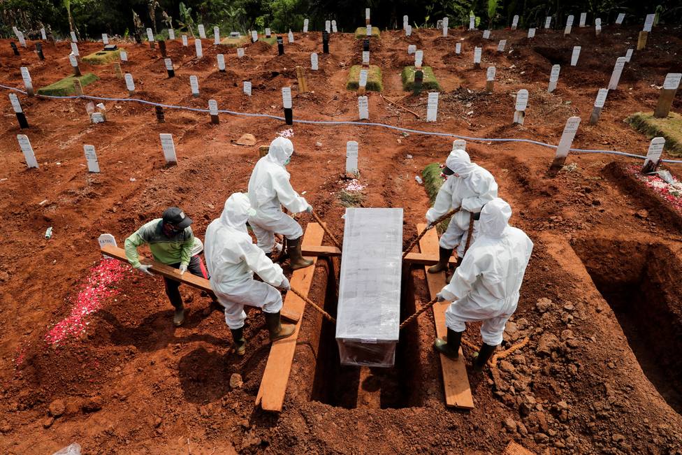 Condenan a un grupo de negacionistas a cavar tumbas para fallecidos por Covid-19
