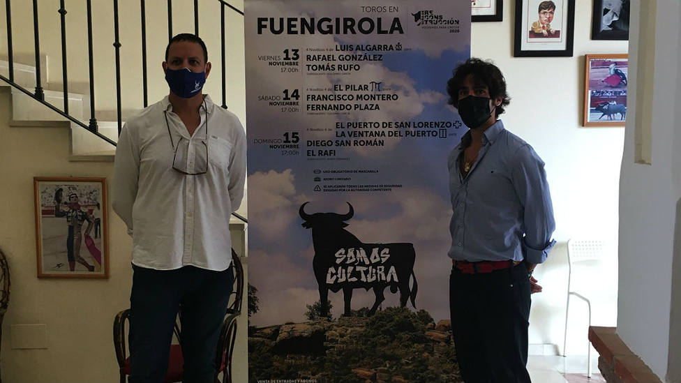 Alberto García y Gerardo Pérez-Clotet junto a los carteles de Fuengirola (Málaga)