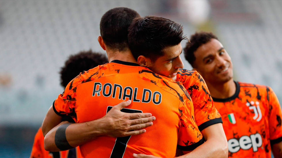 Abrazo entre Álvaro Morata y Cristiano Ronaldo tras marcar un gol con la Juventus. CORDONPRESS