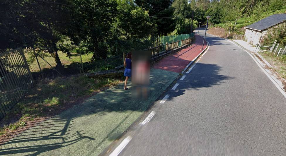 El joven ha sido pixelado por completo y no se puede apreciar el gesto que realizó - FOTO: Google Maps