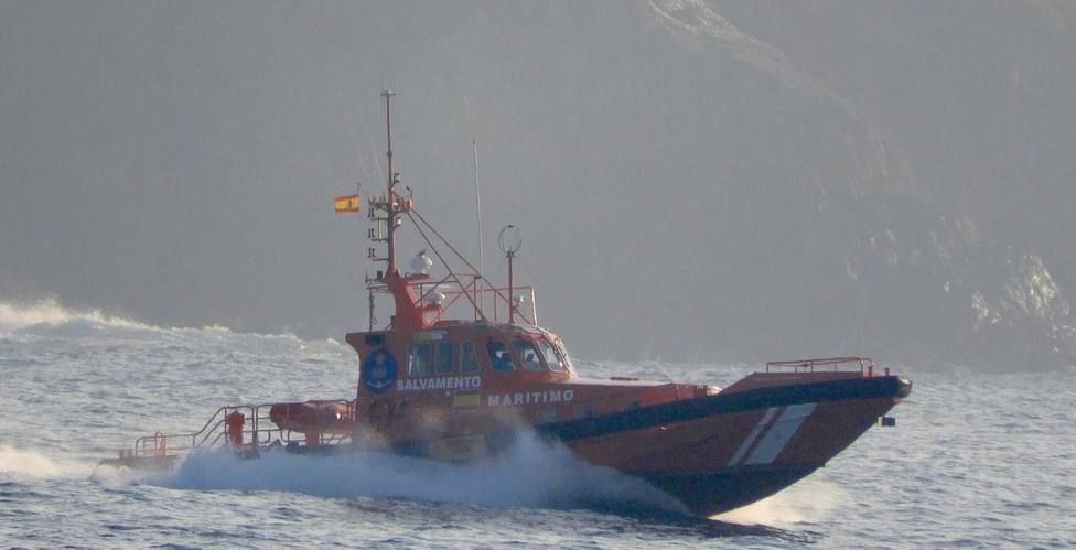 Rescatado un grupo de entrenamiento de la Policía Nacional al volcar su barca en Burela