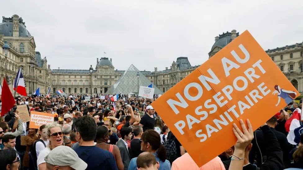 Miles de personas salen a la calle en Francia para protestar contra el certificado nacional de vacunación