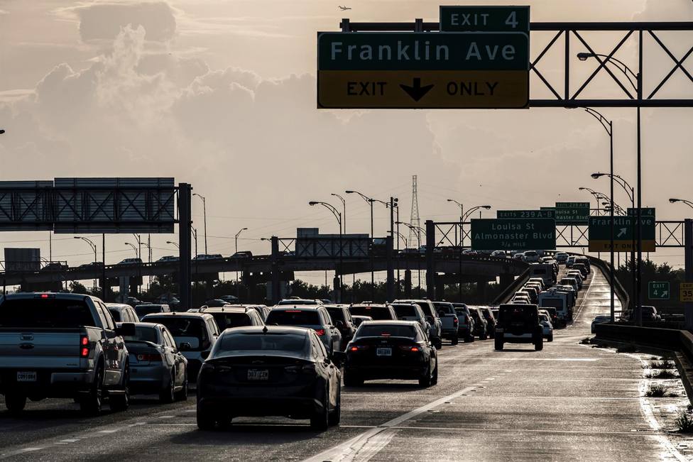 Carreteras atascadas por los miles de ciudadanos que quieren abandonar Nueva Orleans