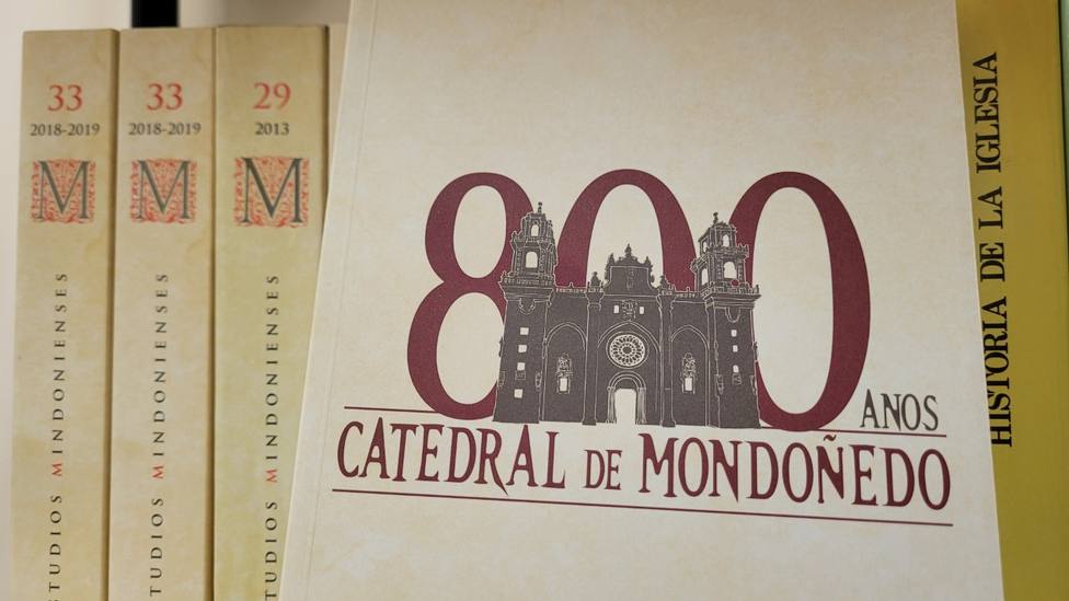 Portada del anuario diocesano dedicado íntegramente al 800 aniversario de la Catedral de Mondoñedo